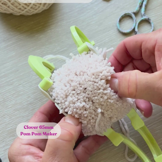 Make a sweet Easter Rabbit using Clover's 65mm and 85mm Pom Pom Makers!